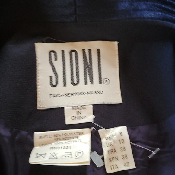 Suit - Picture 3 of 3